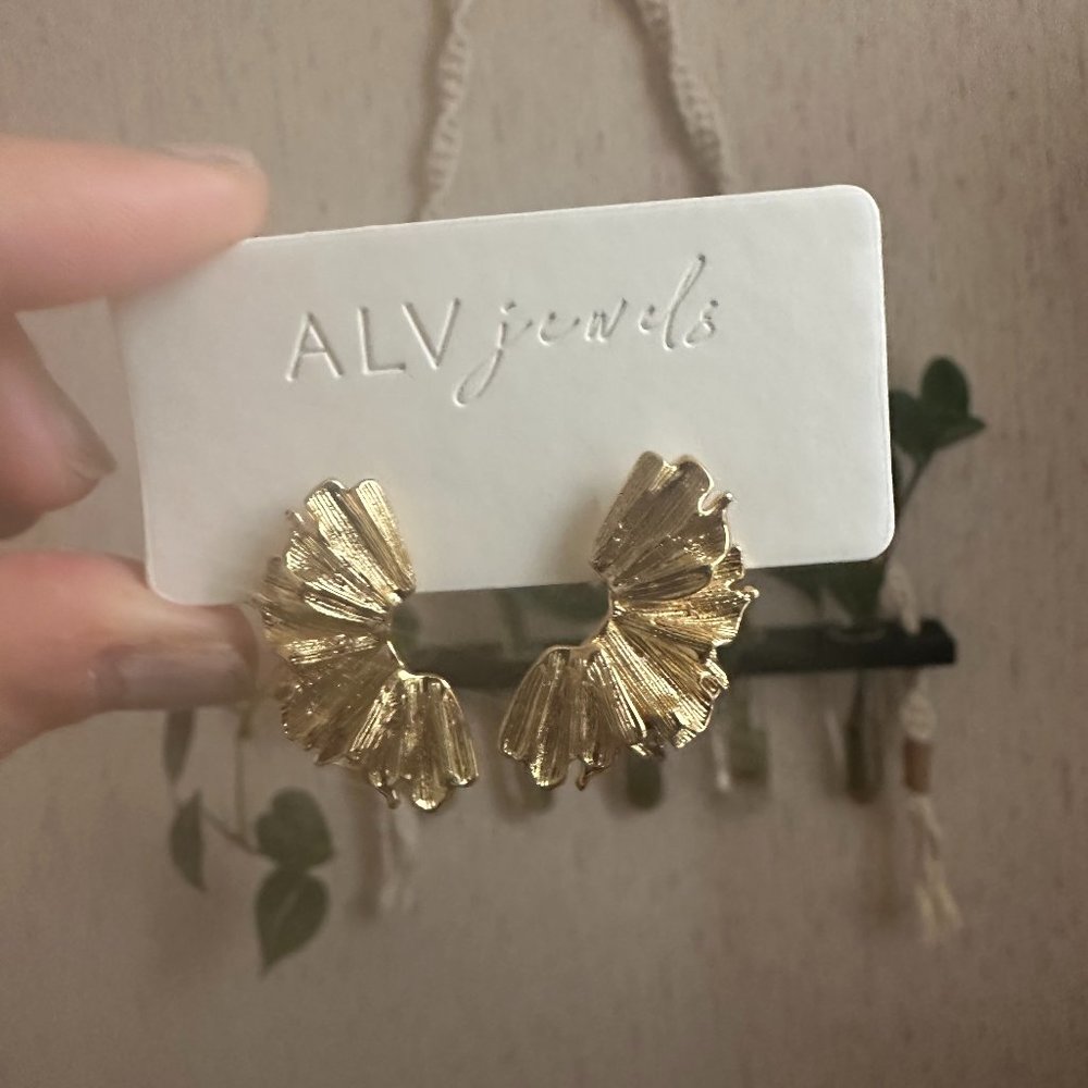NWT Handcrafted Gold Ruffle Earings